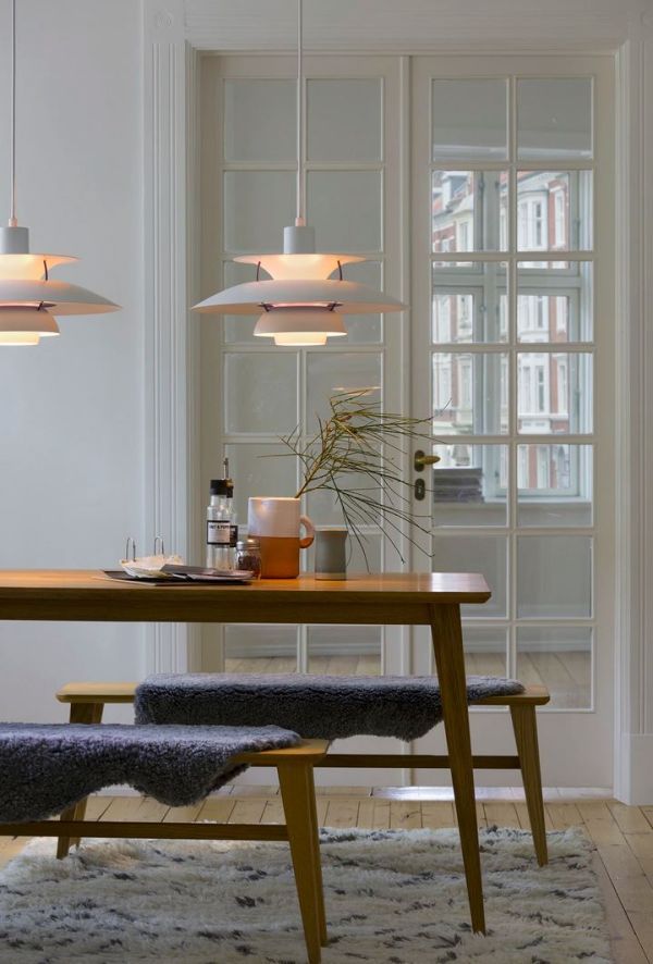 Elegancka wisząca lampa PH 5 Mini od Louis Poulsen z białym kloszem