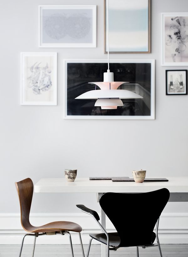 Elegancka wisząca lampa PH 5 Mini od Louis Poulsen z białym kloszem