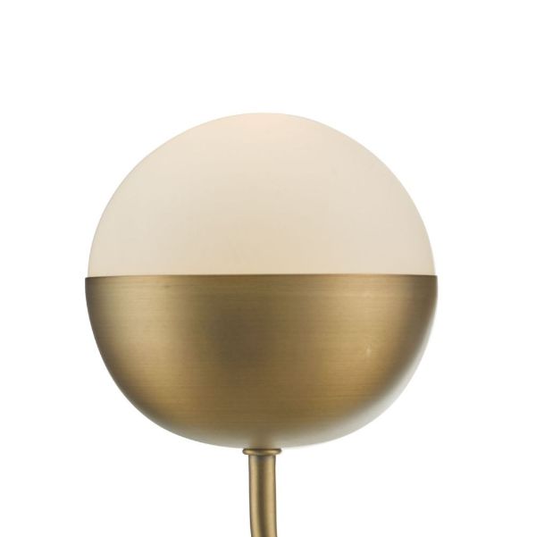 Elegancki kinkiet Andre z mleczną kulą i mosiężnym wykończeniem