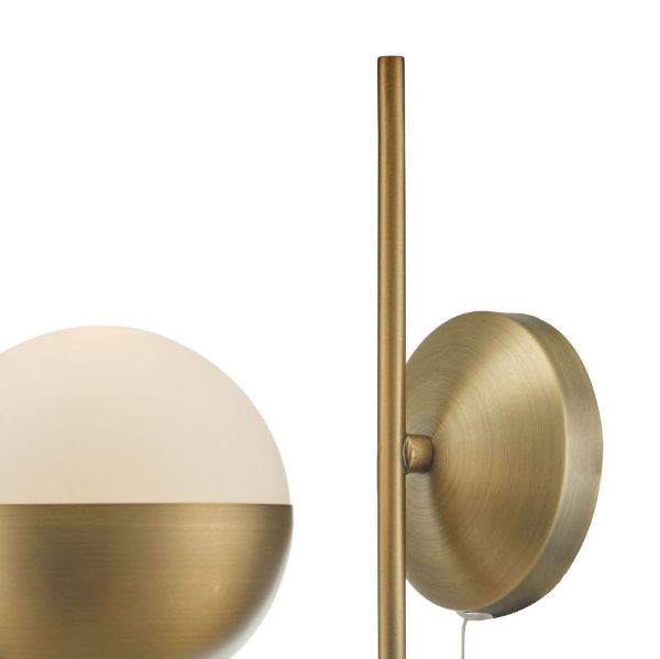 Elegancki kinkiet Andre z mleczną kulą i mosiężnym wykończeniem