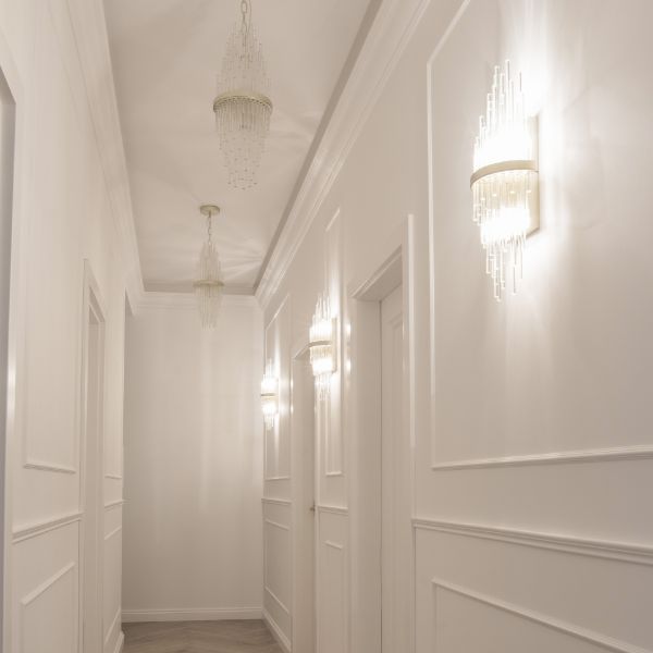 Elegancki kinkiet Reykjavik z szklanym kloszem i złotymi detalami