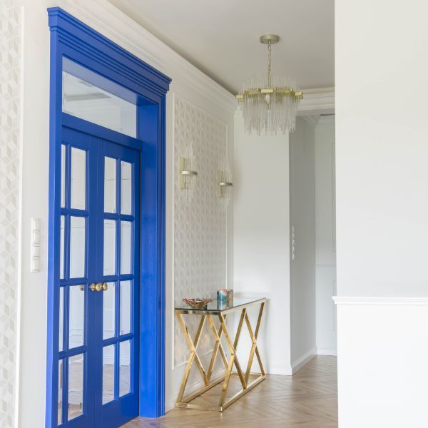 Elegancki kinkiet Reykjavik z szklanym kloszem i złotymi detalami