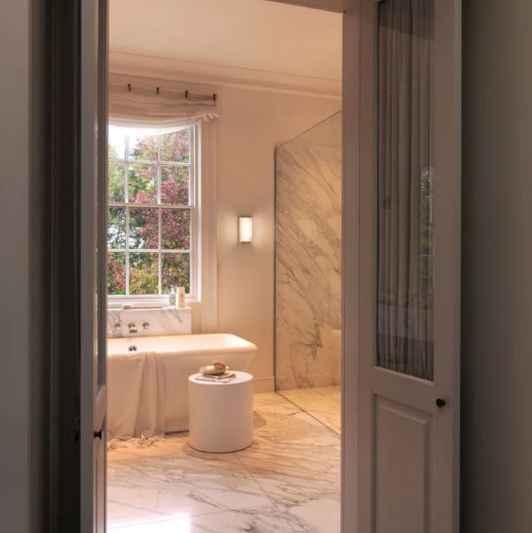 Elegancki kinkiet Versailles 250 o klasie szczelności IP44 i funkcji ściemniania