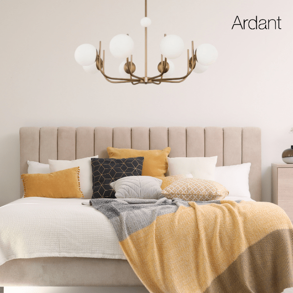 Elegancki żyrandol Rendez-vous 8 w złotym wykończeniu z mlecznymi kloszami