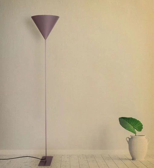 Fioletowa lampa podłogowa Konko w kształcie stożka