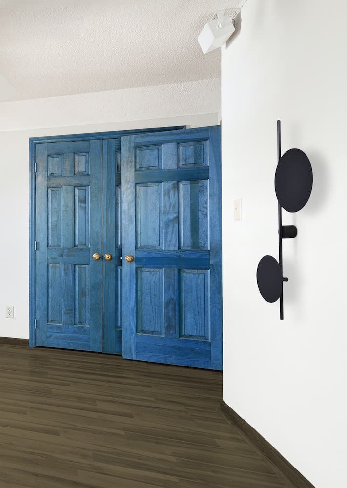 Industrialny kinkiet Rega z dwoma czarnymi okręgami