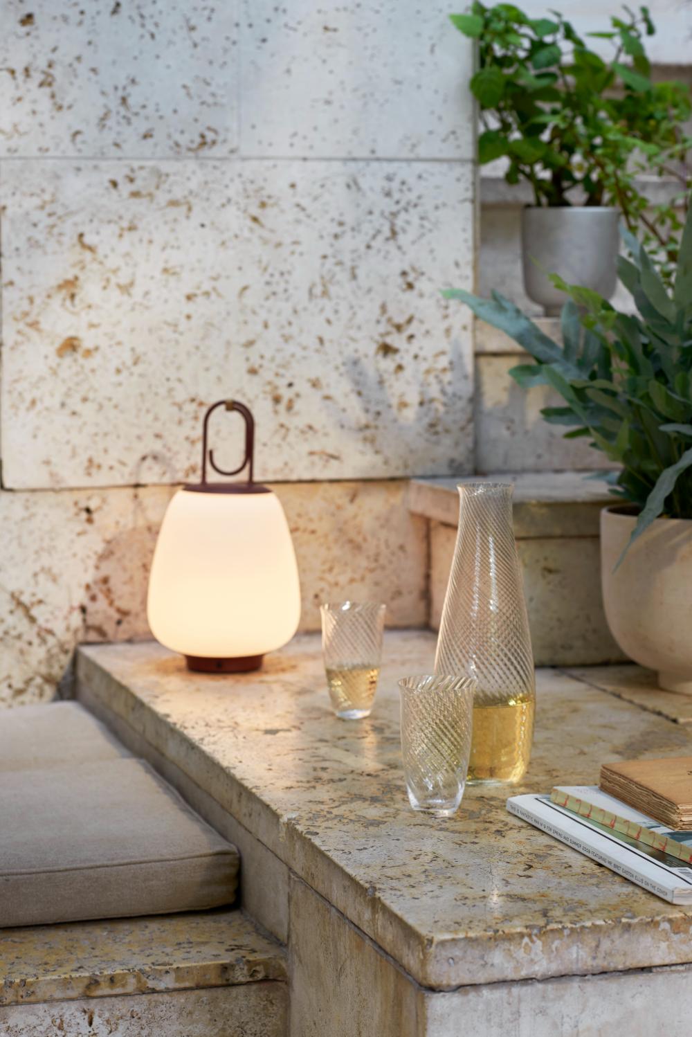 Kasztanowa, ładowana przez USB lampa stołowa Lucca SC51