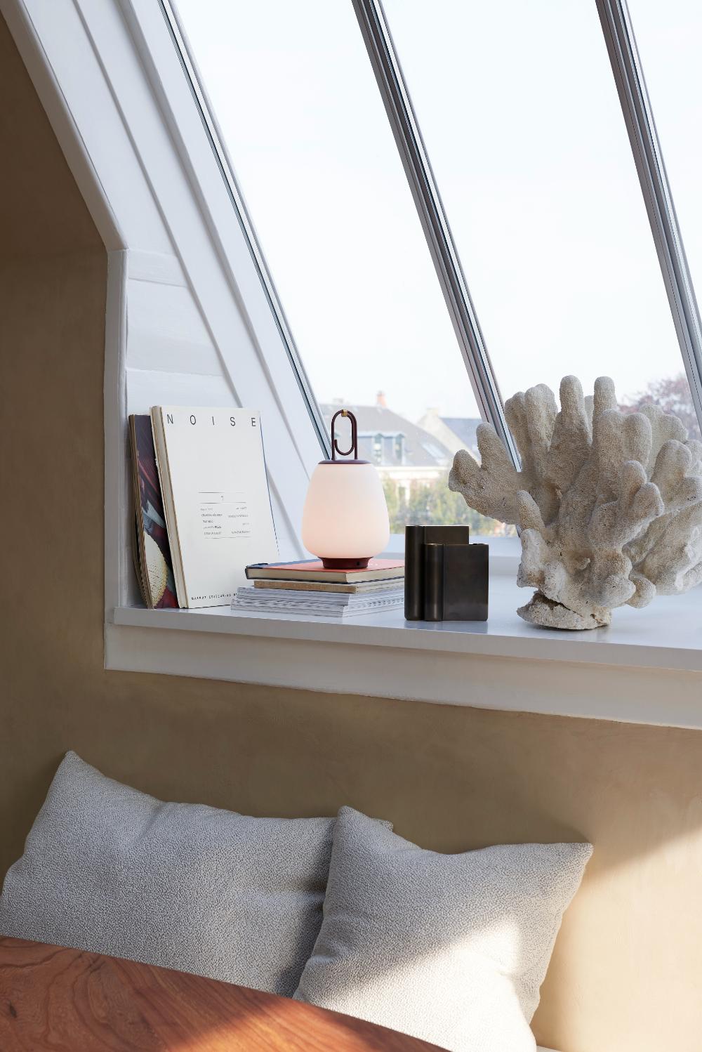 Kasztanowa, ładowana przez USB lampa stołowa Lucca SC51