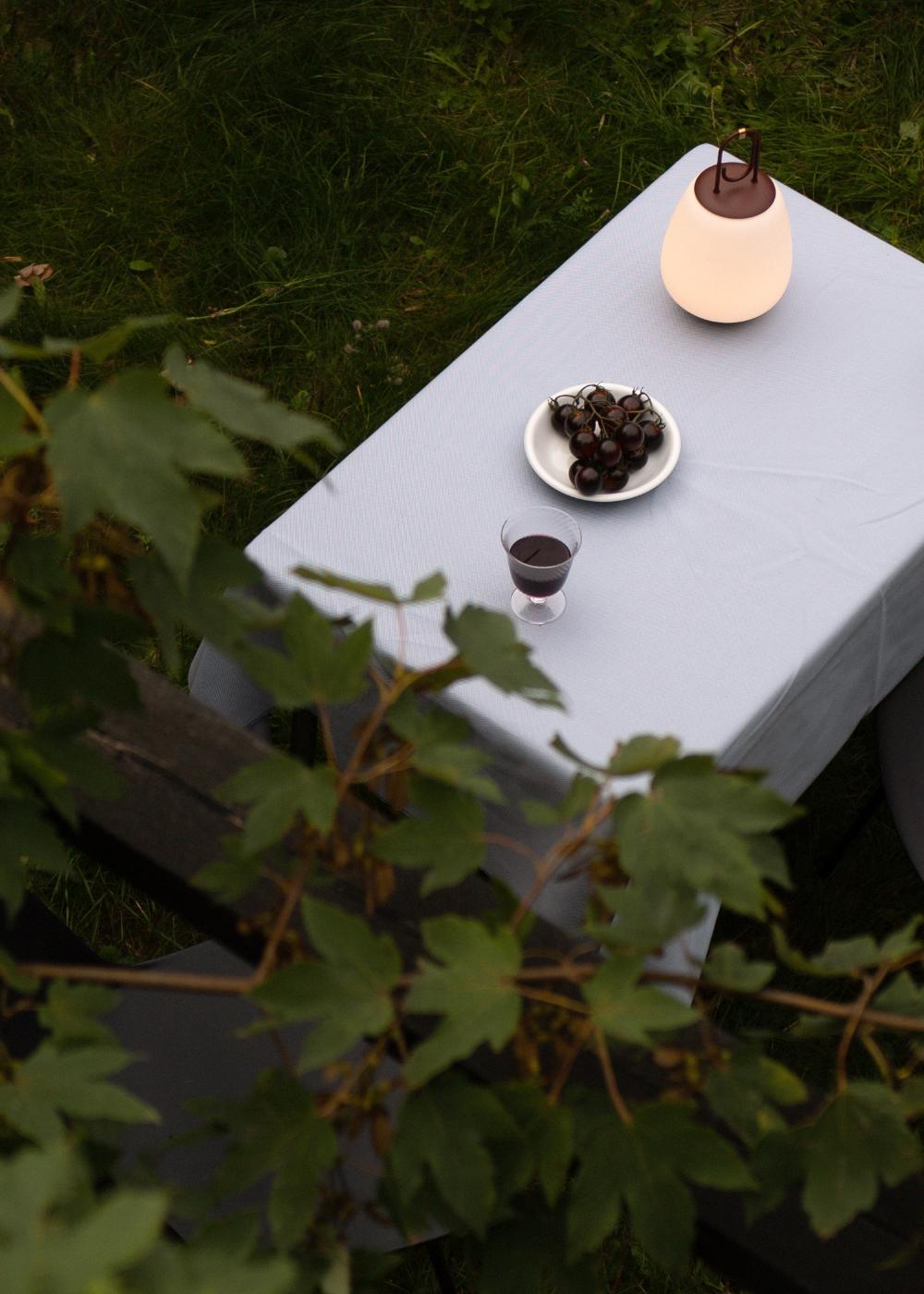 Kasztanowa, ładowana przez USB lampa stołowa Lucca SC51