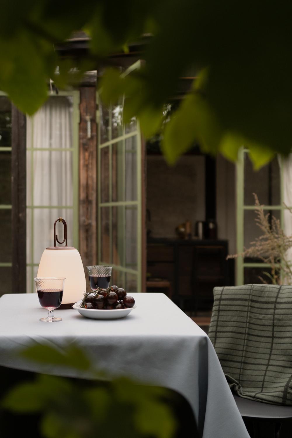 Kasztanowa, ładowana przez USB lampa stołowa Lucca SC51