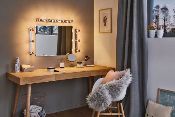 Kinkiet Regula – praktyczna listwa oświetleniowa do garderoby i toaletki