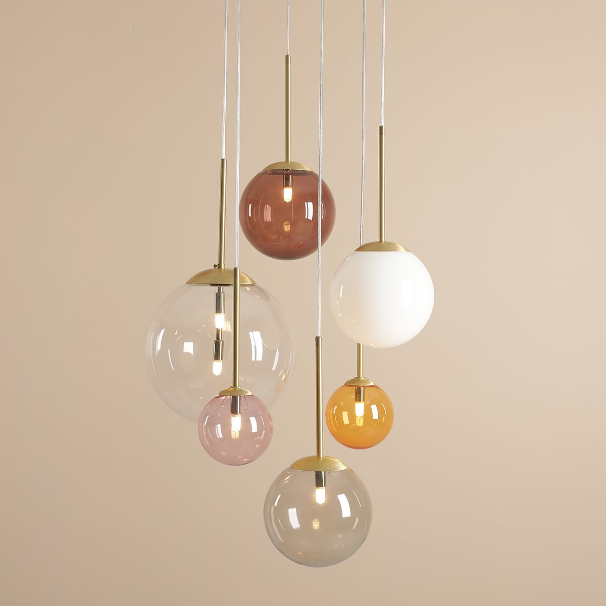 Kolorowa wisząca lampa Bosso 6 idealna do jadalni