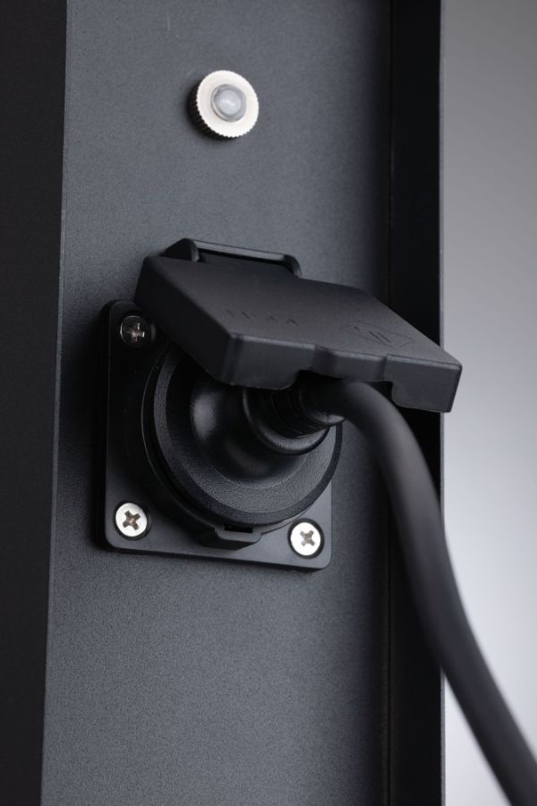 Kolumna Rio z gniazdami Plug&Shine wyposażona w trzy gniazda IP44 oraz czujnik zmierzchu