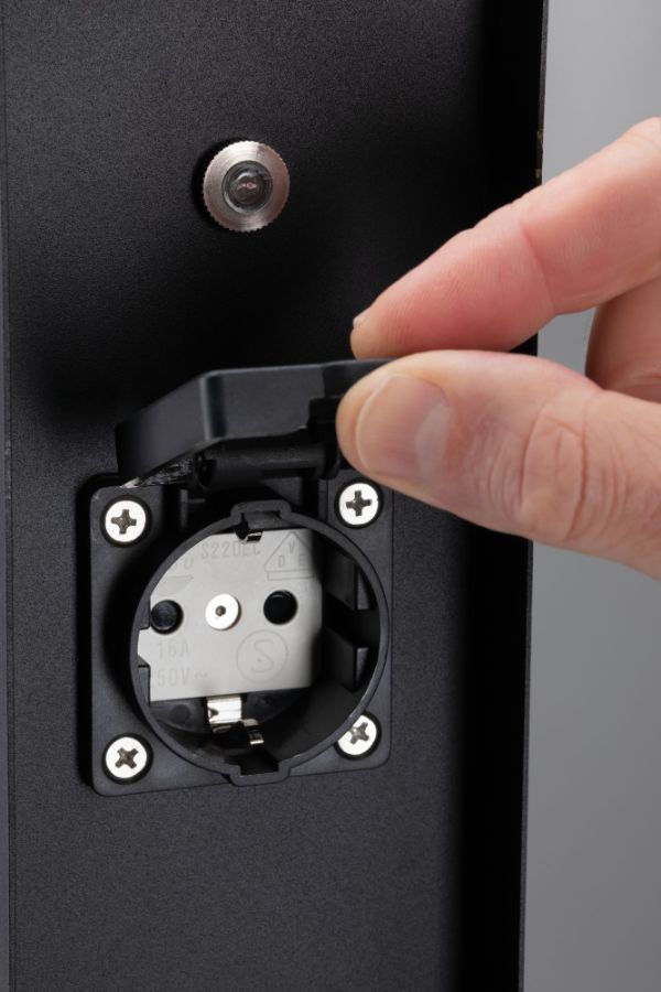 Kolumna Rio z gniazdami Plug&Shine wyposażona w trzy gniazda IP44 oraz czujnik zmierzchu