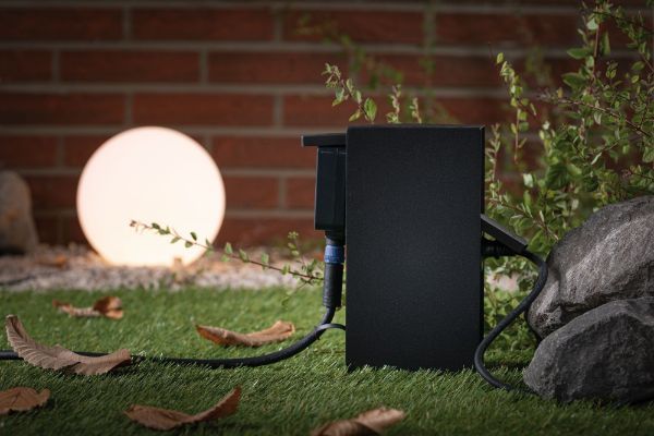 Kolumna Rio z gniazdami Plug&Shine wyposażona w trzy gniazda IP44 oraz czujnik zmierzchu