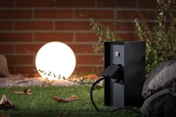 Kolumna Rio z gniazdami Plug&Shine wyposażona w trzy gniazda IP44 oraz czujnik zmierzchu