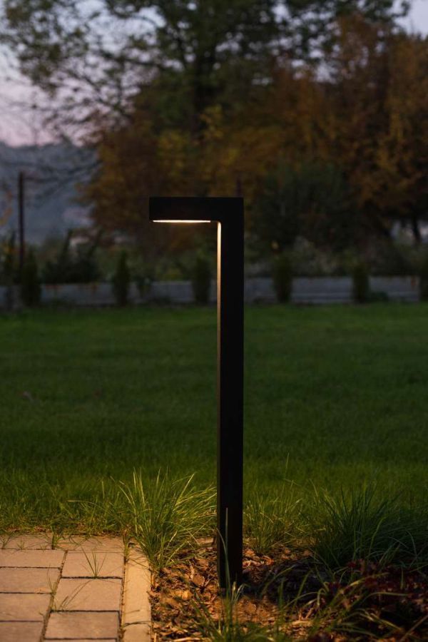 Lampa ogrodowa Asker zasilana prądem, słupek w kolorze antracytowym o barwie światła 4000K