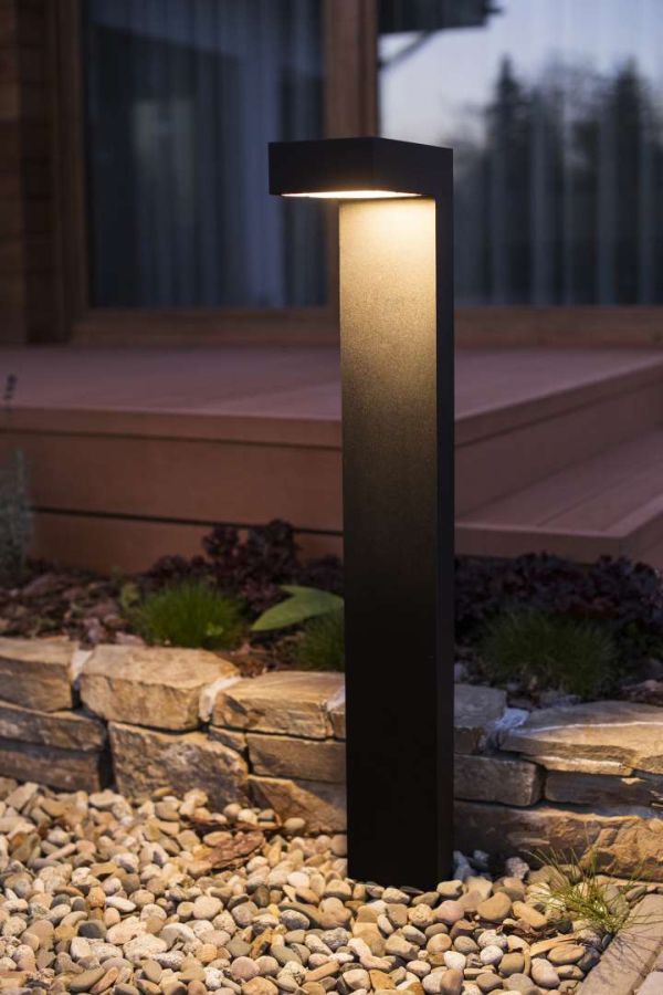 Lampa ogrodowa Asker zasilana prądem, słupek w kolorze antracytowym o barwie światła 4000K