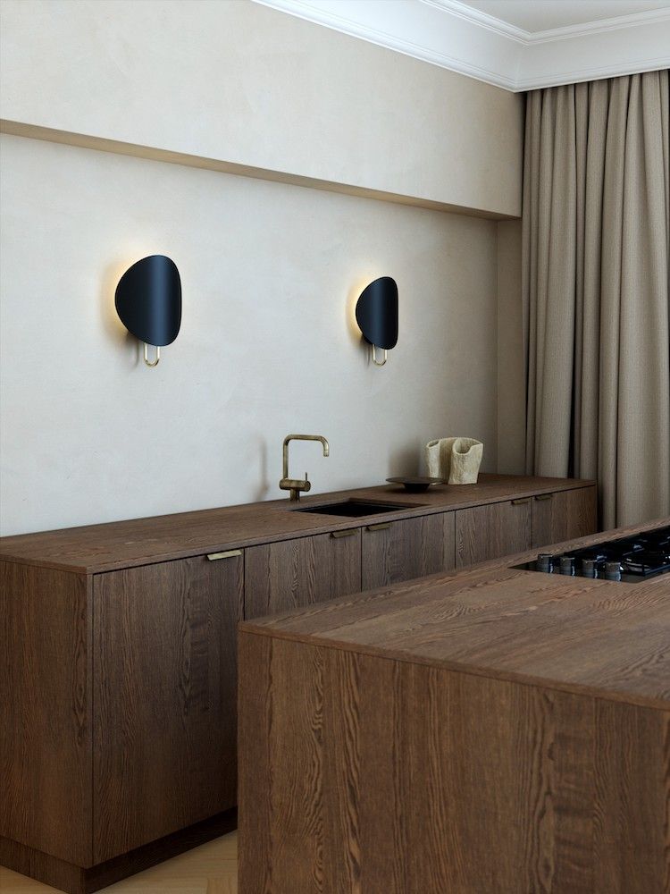 Lampa ścienna Spargo w eleganckim połączeniu czerni i złota