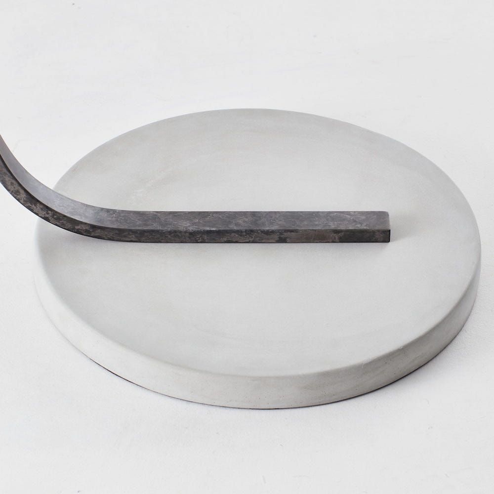 Lampa stojąca Brok w odcieniu taupe