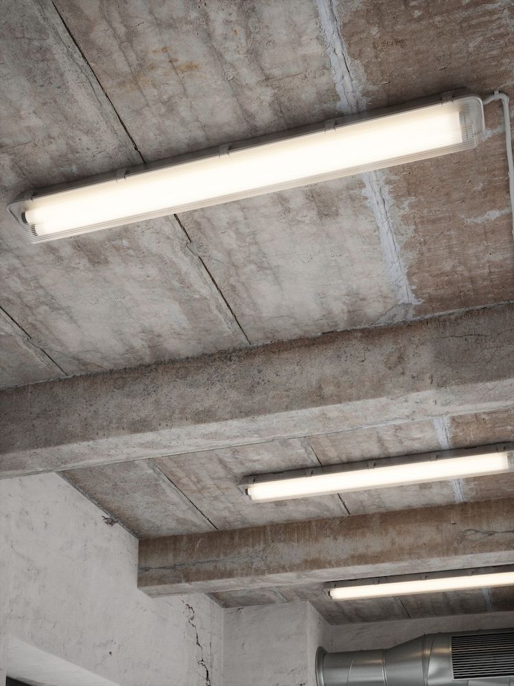 Lampa sufitowa Works IP65 LED – idealna do piwnicy i garażu