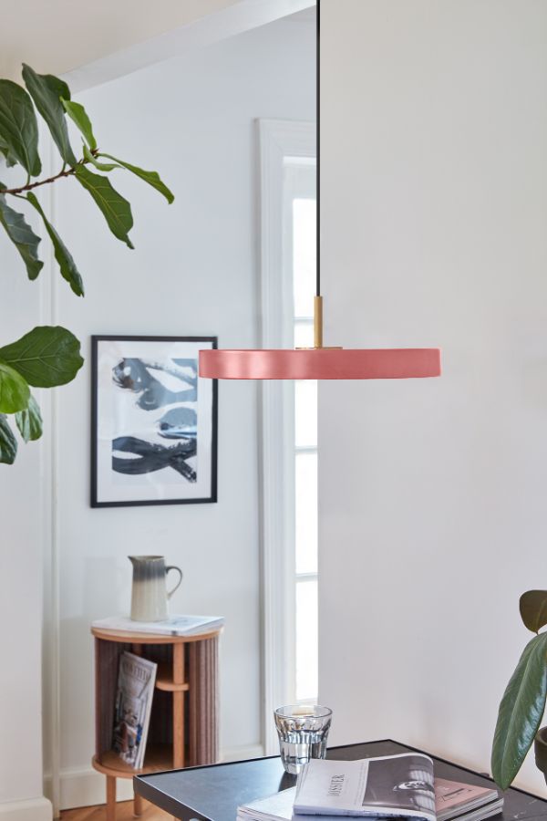 Lampa wisząca Asteria Mini w jasnoróżowym kolorze z wbudowanym oświetleniem LED