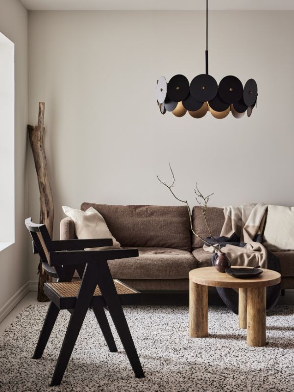 Lampa wisząca Vegas w formie czarnych kół – idealna nad stół lub do salonu