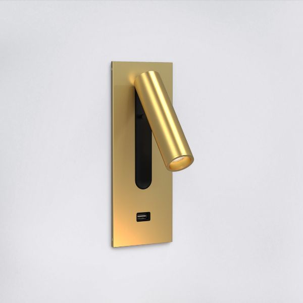 Złoty kinkiet LED Fuse 3 z portem USB i włącznikiem na prostokątnej podstawie. Elegancka lampa ścienna z regulowanym ramieniem zapewniającym kierunkowe oświetlenie punktowe. Nowoczesne rozwiązanie do sypialni z funkcją ładowania urządzeń.