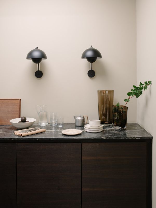 Matowy czarny kinkiet Flowerpot WP8