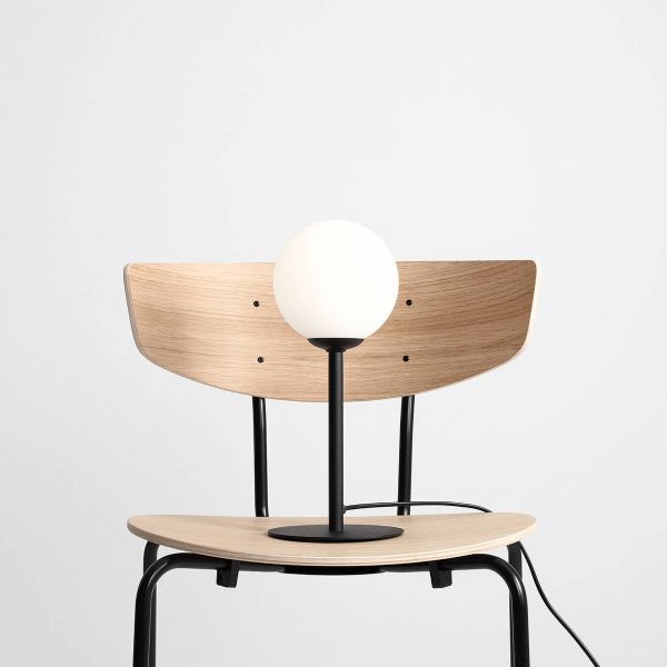 Metalowa lampa stołowa Pinne z kloszem w kształcie szklanej kuli