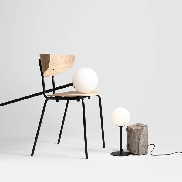 Metalowa lampa stołowa Pinne z kloszem w kształcie szklanej kuli