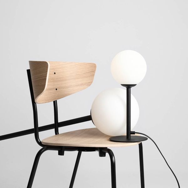 Metalowa lampa stołowa Pinne z kloszem w kształcie szklanej kuli