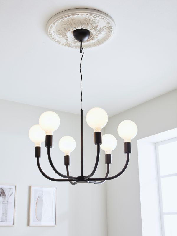 Metalowy żyrandol Amistoso 6 w czarnym kolorze