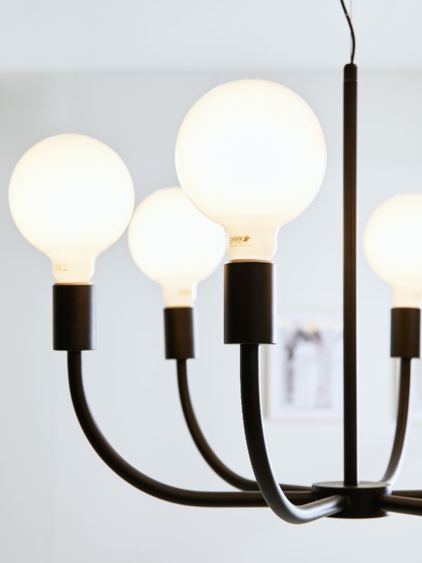 Metalowy żyrandol Amistoso 6 w czarnym kolorze