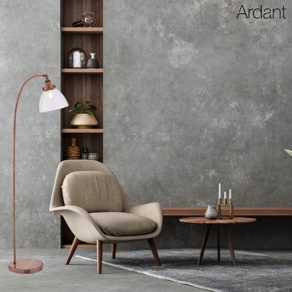 Miedziana lampa podłogowa Hansen ze szklanym kloszem