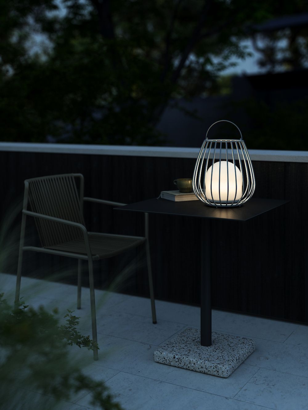 Mobilny lampion Jim To-Go w szarym, drucianym wykonaniu o klasie ochrony IP54