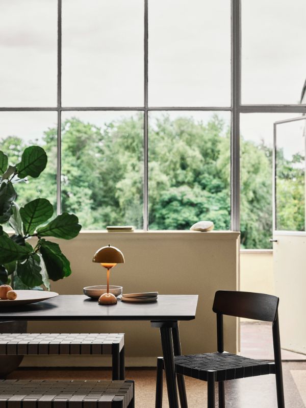 Musztardowa lampa stołowa Flowerpot VP9 zasilana przez USB