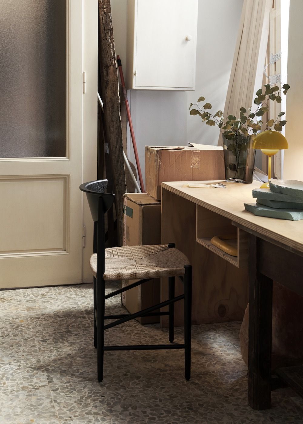 Musztardowa lampa stołowa Flowerpot VP9 zasilana przez USB