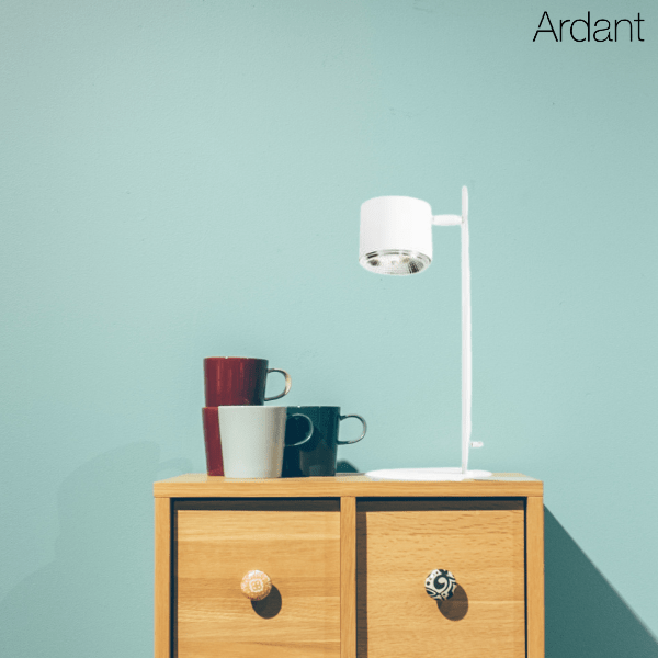 Nowoczesna biała lampa biurkowa Bot