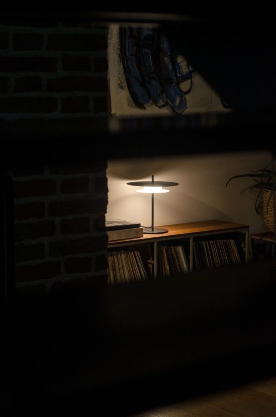 Nowoczesna czarna lampa stołowa Aeroplan to stylowy i elegancki dodatek do każdego wnętrza