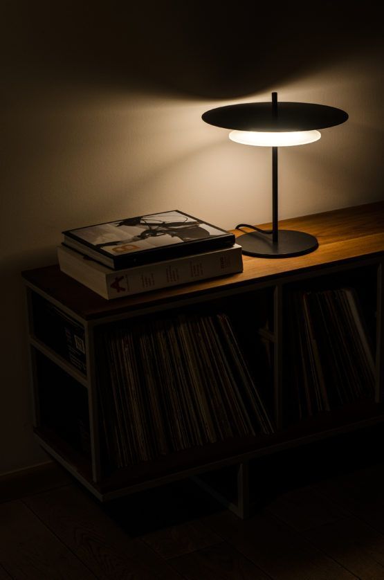 Nowoczesna czarna lampa stołowa Aeroplan to stylowy i elegancki dodatek do każdego wnętrza