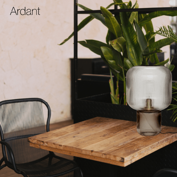 Nowoczesna lampa stołowa Pirum z dymionego szkła