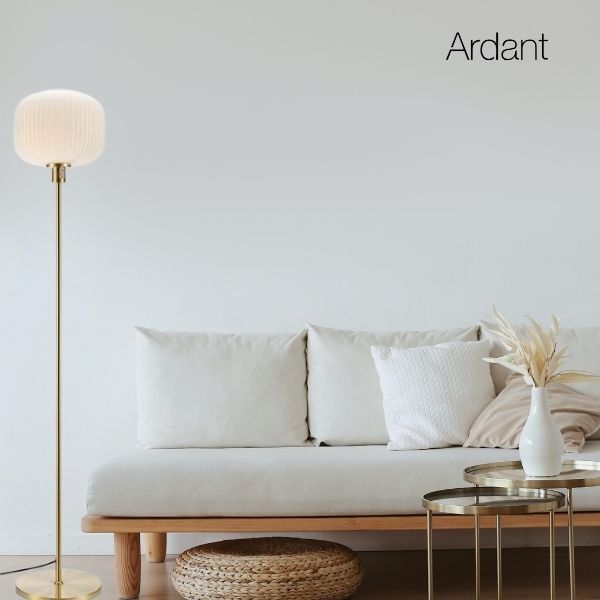 Nowoczesna złota lampa podłogowa Sober z eleganckim szklanym kloszem