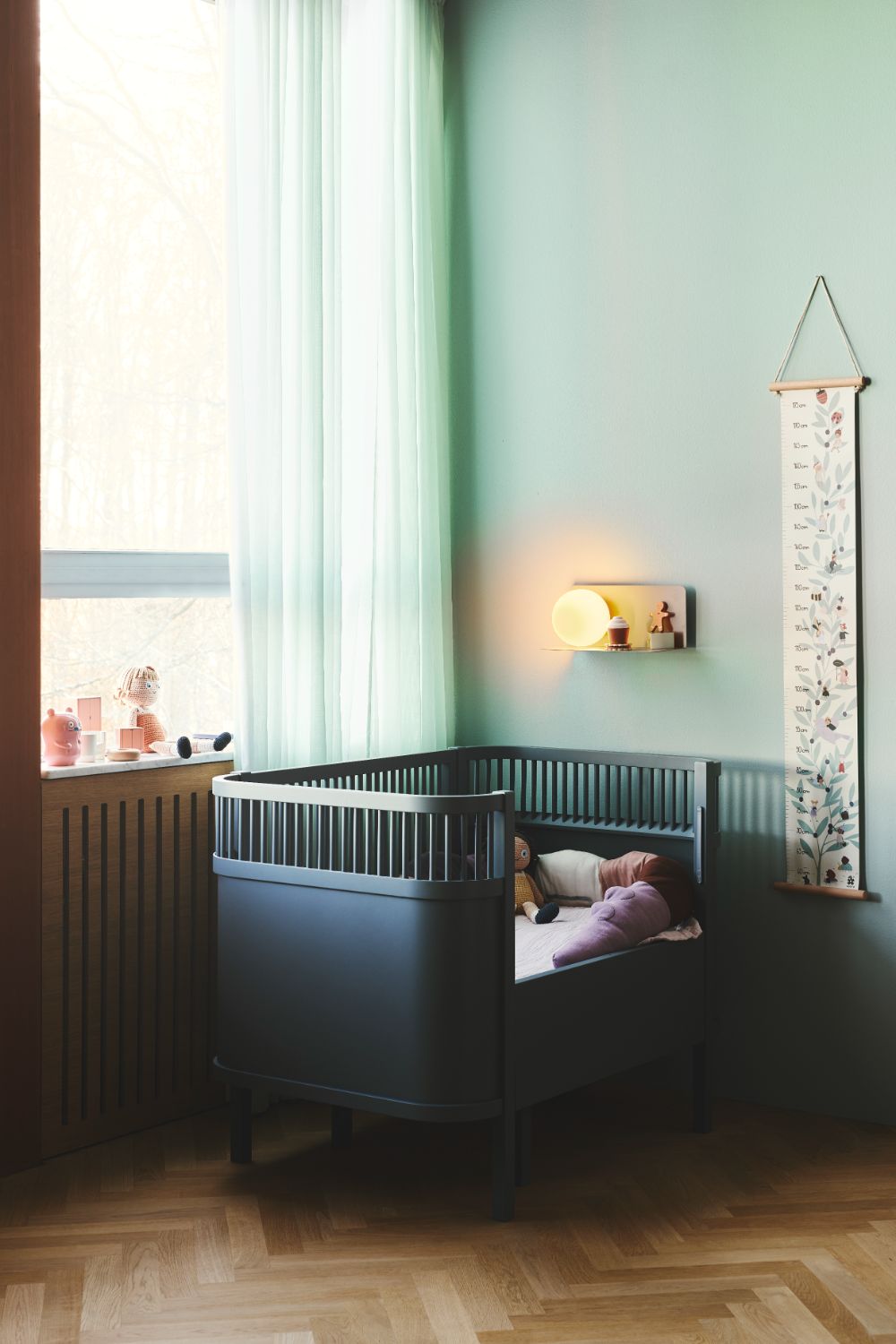 Nowoczesny brązowy kinkiet Lilibeth z półką