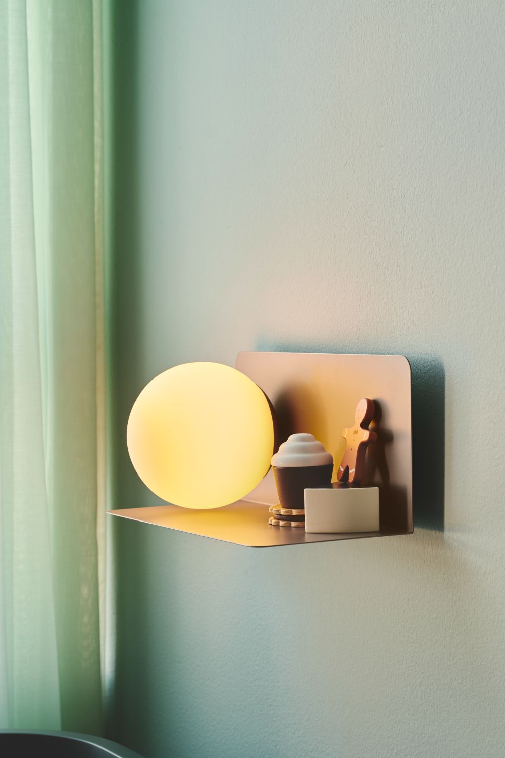 Nowoczesny brązowy kinkiet Lilibeth z półką