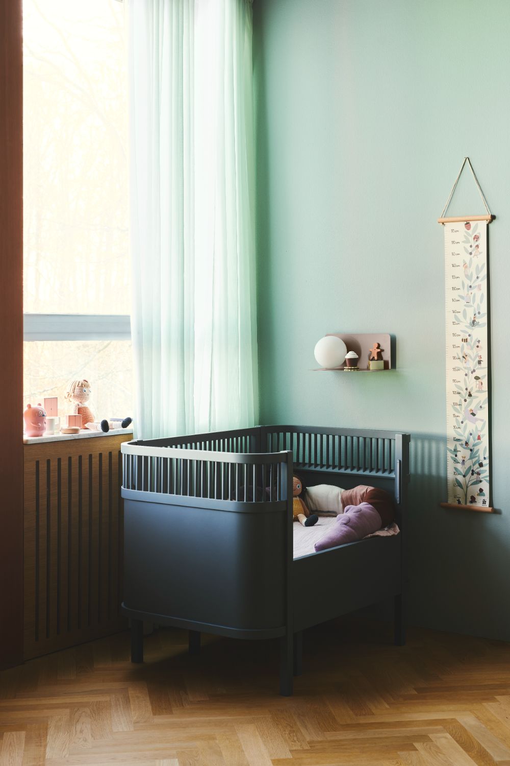 Nowoczesny brązowy kinkiet Lilibeth z półką