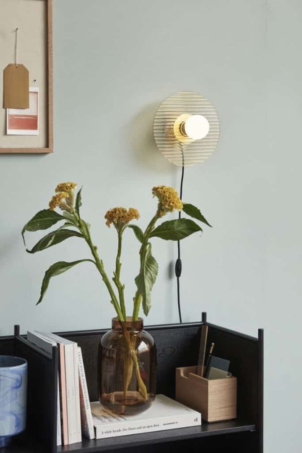 Nowoczesny kinkiet Halo w formie bursztynowego dysku