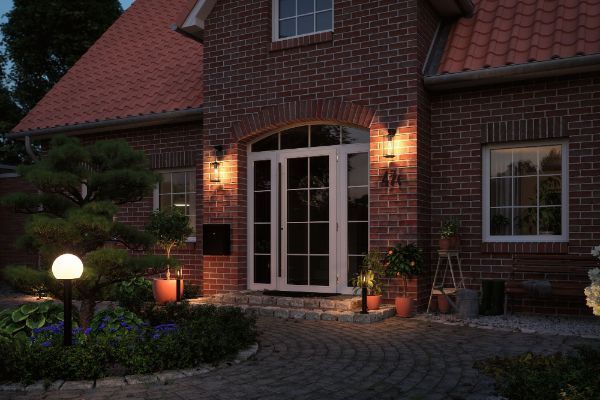 Ogrodowy słupek Plug&Shine w kolorze antracytowym z oprawą E14