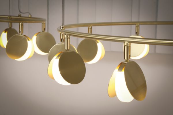 Okrągła złota lampa wisząca Shell M z wbudowanym oświetleniem LED