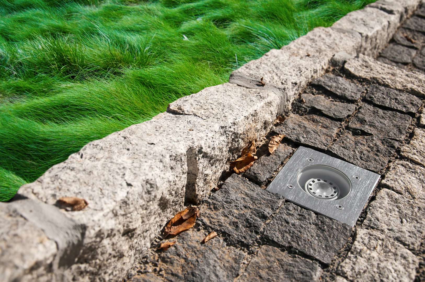 Oprawa Rena wpuszczana w podłoże o klasie szczelności IP68, wykonana ze stali nierdzewnej